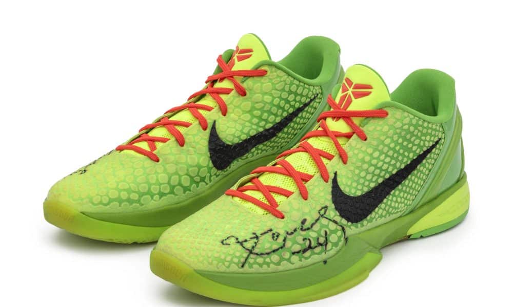 Fotografía cedida por Global Joopiter que muestra las zapatillas que usó Kobe Bryant en el juego de Navidad de 2010 y que fueron puestas a subasta por un precio mínimo de 10 millones de dólares. EFE/Global Joopiter /SOLO USO EDITORIAL/NO VENTAS/SOLO DISPONIBLE PARA ILUSTRAR LA NOTICIA QUE ACOMPAÑA (CRÉDITO OBLIGATORIO)