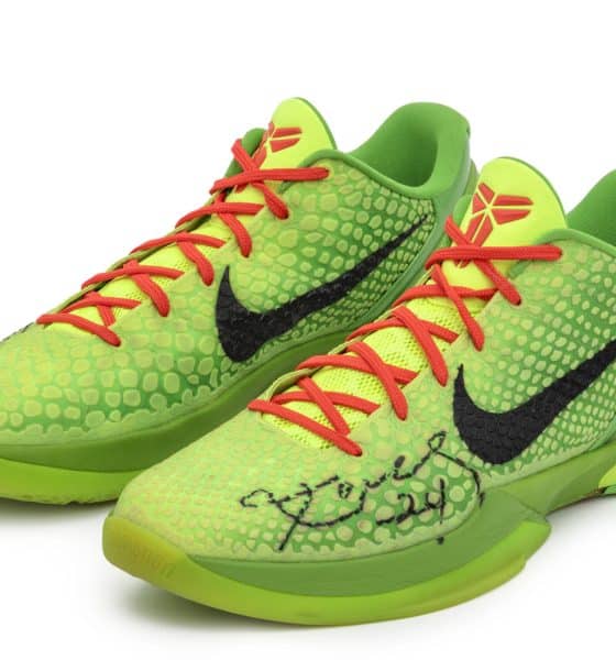 Fotografía cedida por Global Joopiter que muestra las zapatillas que usó Kobe Bryant en el juego de Navidad de 2010 y que fueron puestas a subasta por un precio mínimo de 10 millones de dólares. EFE/Global Joopiter /SOLO USO EDITORIAL/NO VENTAS/SOLO DISPONIBLE PARA ILUSTRAR LA NOTICIA QUE ACOMPAÑA (CRÉDITO OBLIGATORIO)