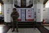 Un integrante del Ejército de Chile custodia un centro de votación este sábado, en Santiago (Chile). EFE/ Elvis González
