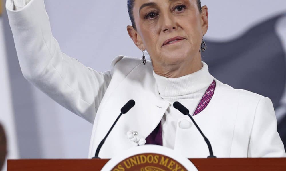 La presidenta de México Claudia Sheinbaum, habla durante una rueda de prensa este lunes en Palacio Nacional de la Ciudad de México (México). EFE/Sáshenka Gutiérrez