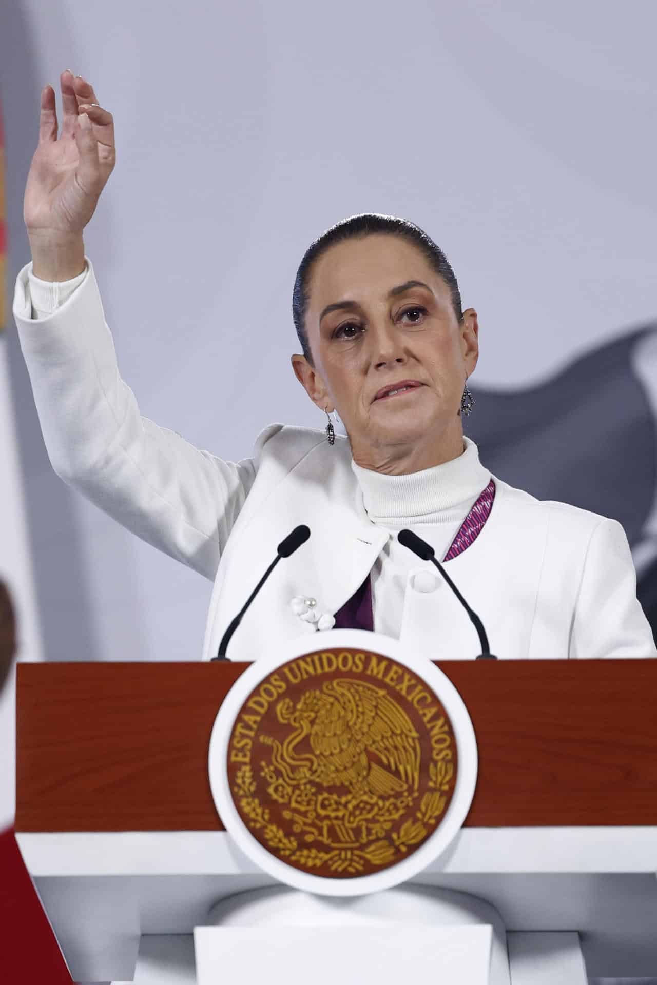 La presidenta de México Claudia Sheinbaum, habla durante una rueda de prensa este lunes en Palacio Nacional de la Ciudad de México (México). EFE/Sáshenka Gutiérrez