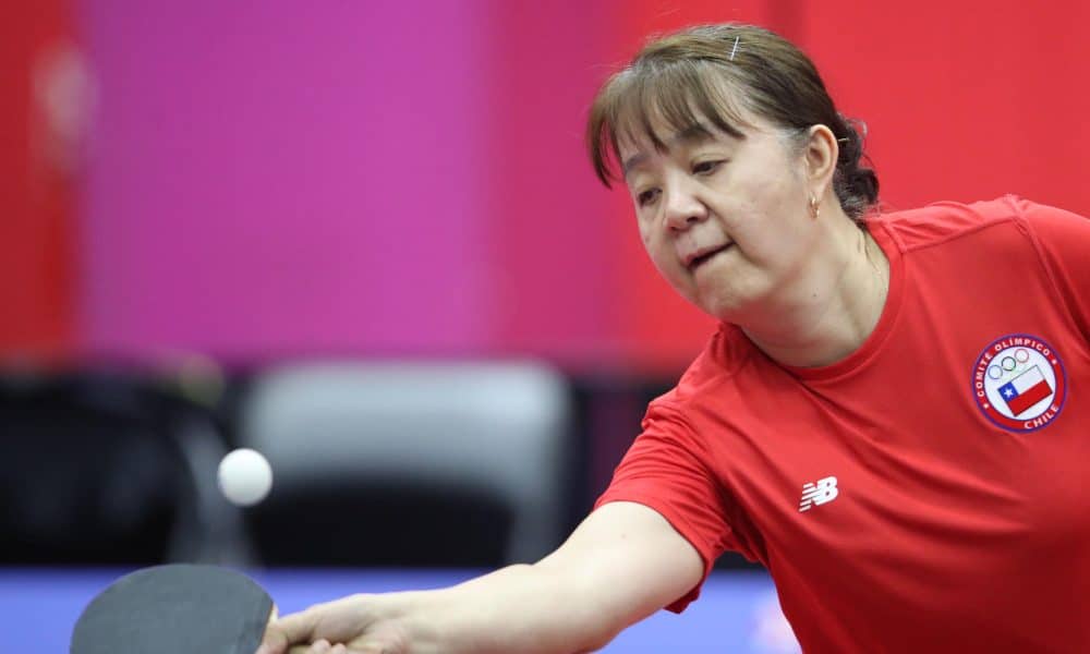 Zhiying Zeng, de Chile, compite en la final de tenis de mesa femenino, durante los vigésimos Juegos Bolivarianos, en Lima (Perú). EFE/Paolo Aguilar