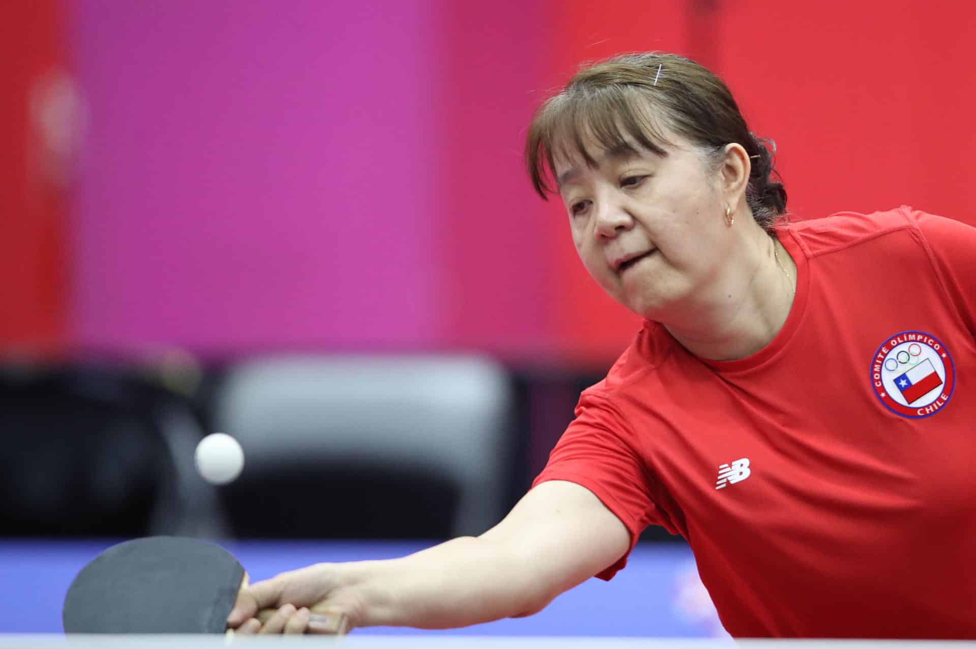 Zhiying Zeng, de Chile, compite en la final de tenis de mesa femenino, durante los vigésimos Juegos Bolivarianos, en Lima (Perú). EFE/Paolo Aguilar