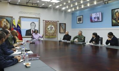 Fotografía cedida por el Palacio de Miraflores del presidente de Venezuela, Nicolás Maduro (c), hablando durante una reunión de gobierno este viernes, en Caracas (Venezuela). EFE/ Palacio de Miraflores