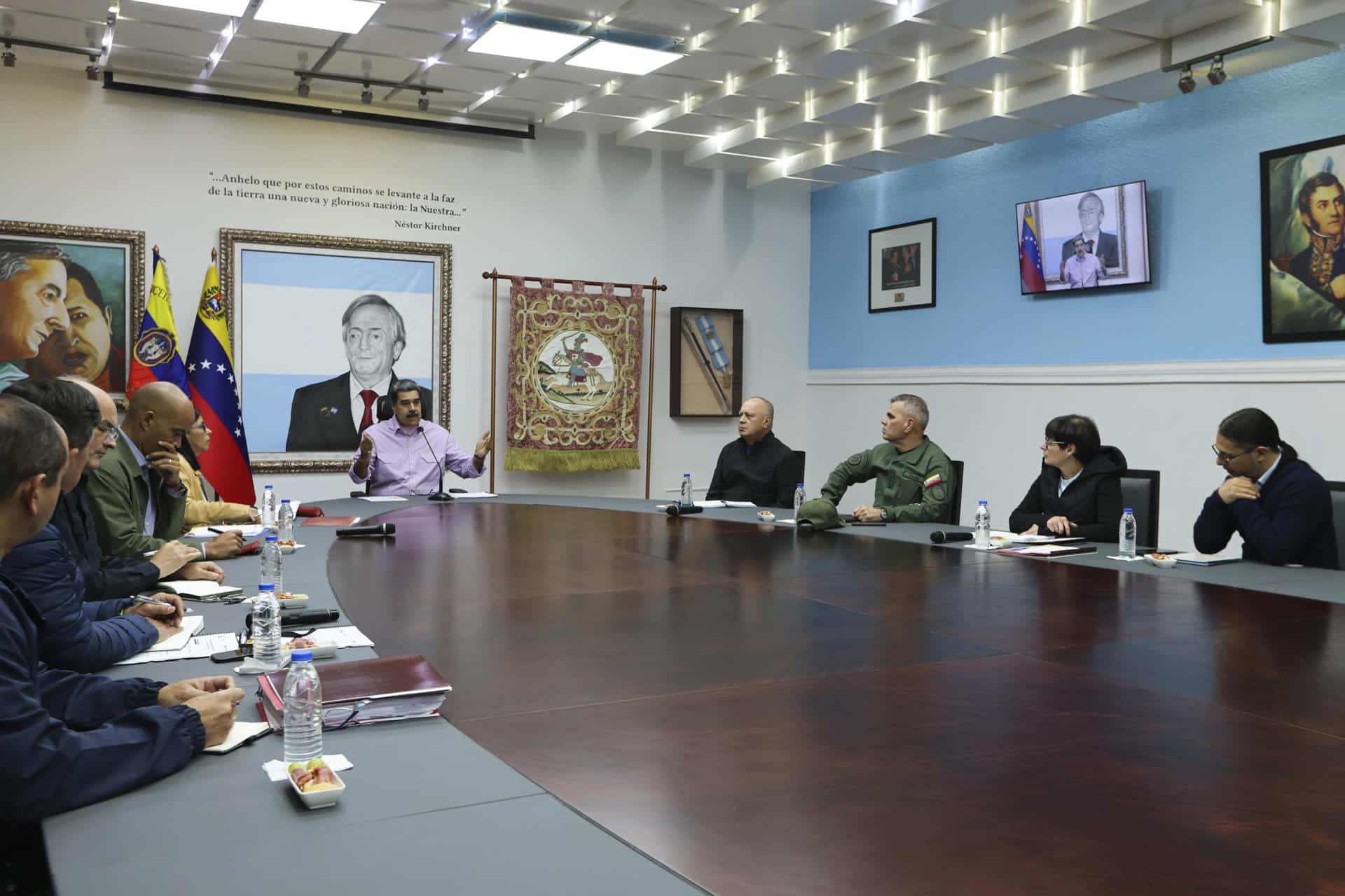 Fotografía cedida por el Palacio de Miraflores del presidente de Venezuela, Nicolás Maduro (c), hablando durante una reunión de gobierno este viernes, en Caracas (Venezuela). EFE/ Palacio de Miraflores