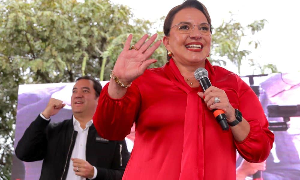 La presidenta de Honduras, Xiomara Castro, habla durante una manifestación este miércoles, en la Casa Presidencial en Tegucigalpa (Honduras). EFE/ Gustavo Amador