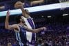 El escolta de los Sacramento Kings, Malik Monk (d) se enfila para anotar con un mate sobre el tablero de Memphis Grizzlies, que intenta proteger Santi Aldama (i) este domingo en el juego en Sacramento (California). EFE/EPA/JOHN G. MABANGLO SHUTTERSTOCK OUT