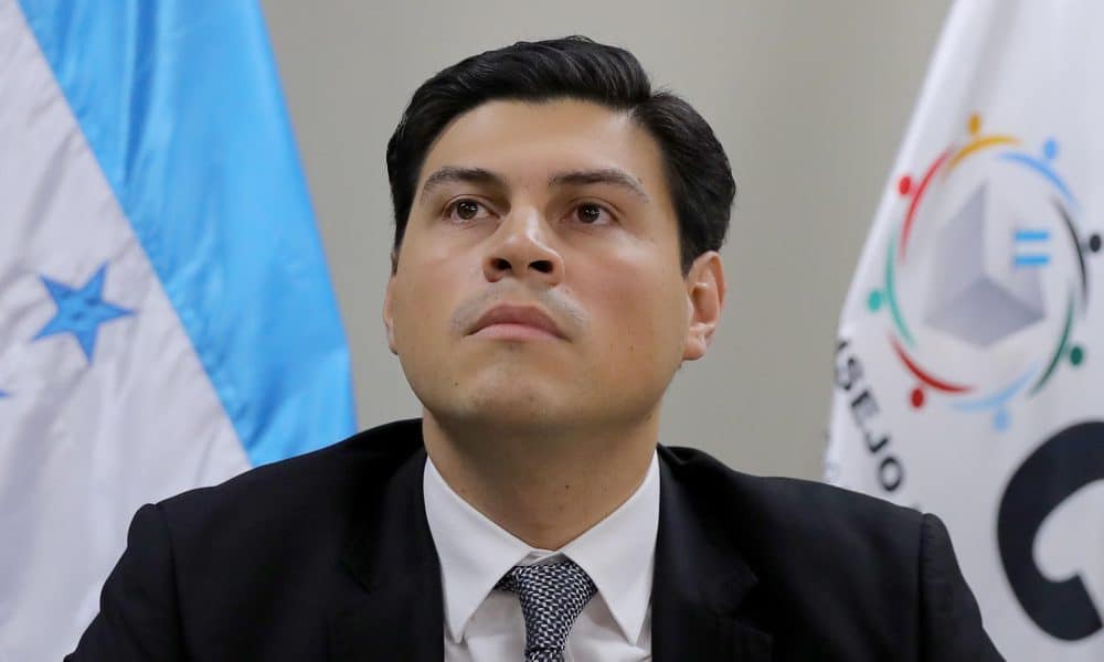 Fotografía del 23 de diciembre de 2025 del consejero Electoral del CNE, Marlon Ochoa, participa en una rueda de prensa, en Tegucigalpa (Honduras). EFE/ Gustavo Amador