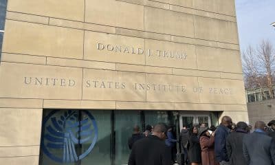Un grupo de personas fue captado este jueves, 4 de diciembre, a la entrada del Instituto de Paz de Estados Unidos (USIP), rebautizado con el nombre Donald J. Trump, en Washington DC (EE.UU.). EFE/Leonor Trinidad