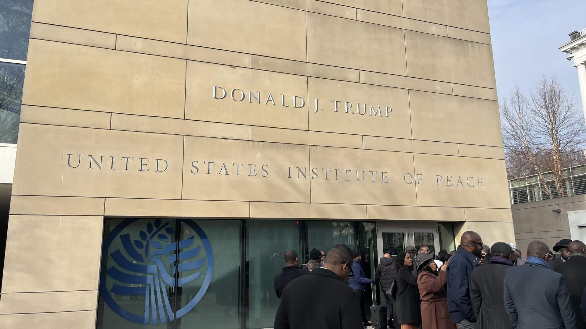 Un grupo de personas fue captado este jueves, 4 de diciembre, a la entrada del Instituto de Paz de Estados Unidos (USIP), rebautizado con el nombre Donald J. Trump, en Washington DC (EE.UU.). EFE/Leonor Trinidad