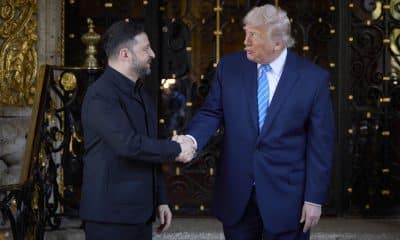 Una fotografía proporcionada por el Servicio de Prensa Presidencial muestra al mandaatrio estadounidense, Donald Trump, (derecha) reuniéndose con el presidente ucraniano, Volodímir Zelenski, (izquierda) en Florida, EE.UU., el 28 de diciembre de 2025. EFE/EPA/Presidential Press Service