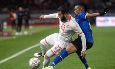 Ibrahim Abdullah Hamad (d), de Tanzania, en acción frente al tunecino Naim Sliti (i), durante el partido de la Copa de África de Naciones disputado este martes. EFE/ JALAL MORCHIDI