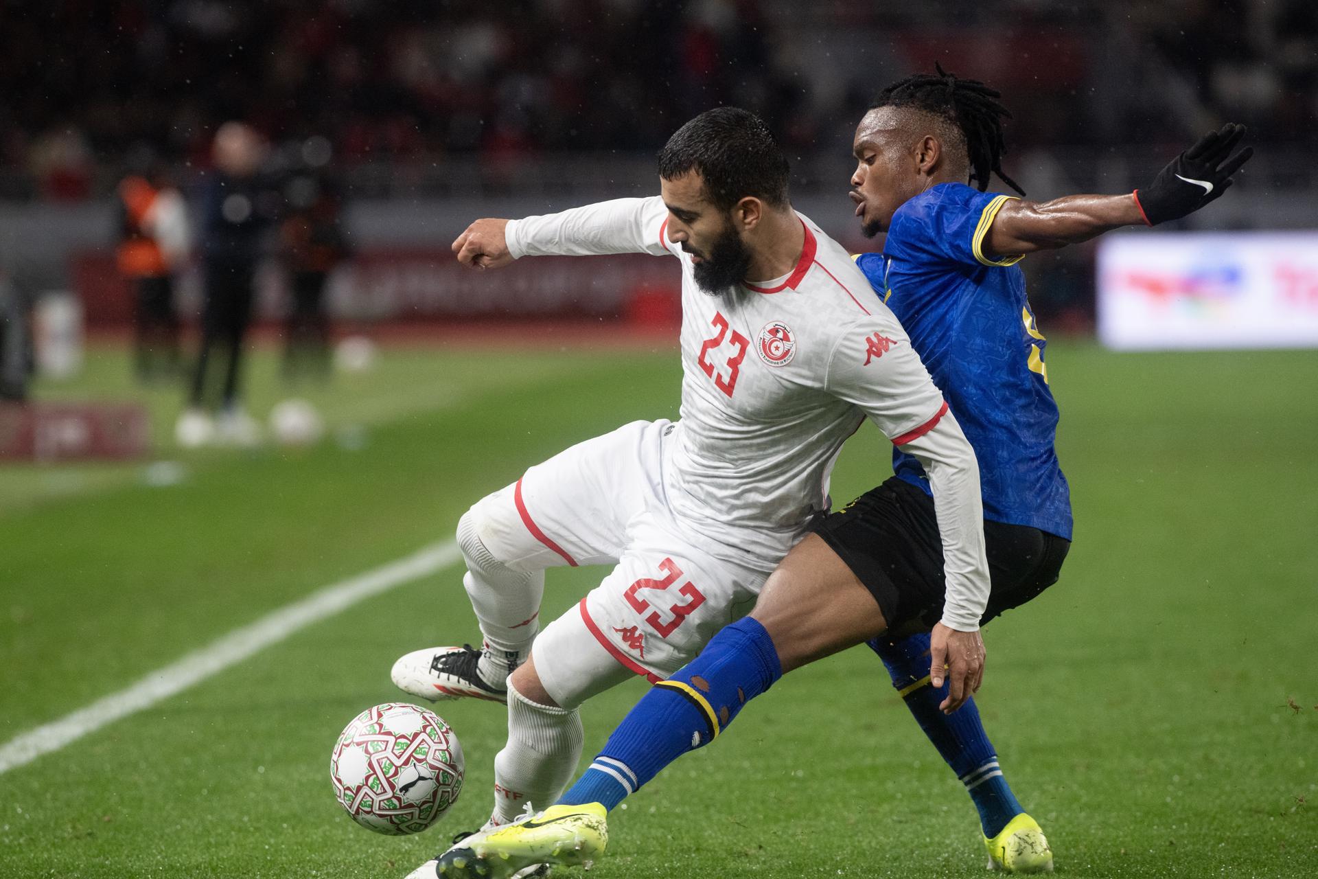 Ibrahim Abdullah Hamad (d), de Tanzania, en acción frente al tunecino Naim Sliti (i), durante el partido de la Copa de África de Naciones disputado este martes. EFE/ JALAL MORCHIDI