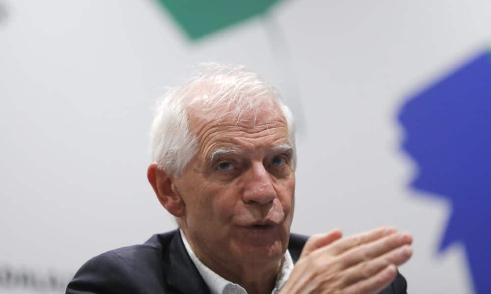 El político y diplomático español Josep Borrell habla durante una charla en el marco de la 39 edición de la Feria Internacional del Libro de Guadalajara (FIL) este martes, en Guadalajara (México). EFE/ Francisco Guasco