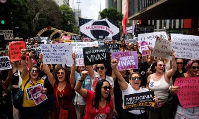 Mujeres sostienen carteles durante la manifestación 'Mujeres Vivas' en la avenida Paulista este domingo, en Sao Paulo (Brasil). EFE/ Isaac Fontana