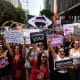 Mujeres sostienen carteles durante la manifestación 'Mujeres Vivas' en la avenida Paulista este domingo, en Sao Paulo (Brasil). EFE/ Isaac Fontana