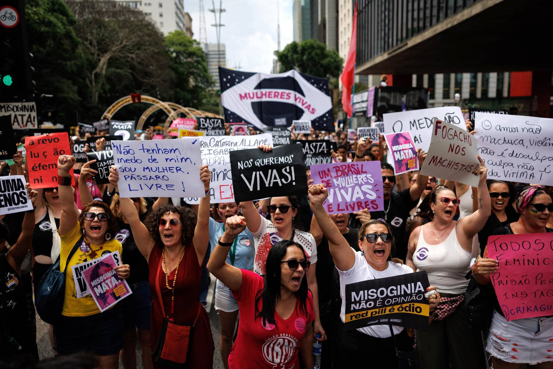 Mujeres sostienen carteles durante la manifestación 'Mujeres Vivas' en la avenida Paulista este domingo, en Sao Paulo (Brasil). EFE/ Isaac Fontana