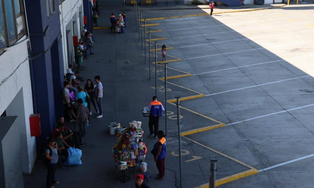 Personas esperan para comprar boletos en la terminal 'Bimodal' este 18 de diciembre de 2025, en Santa Cruz (Bolivia). EFE/ Juan Carlos Torrejon