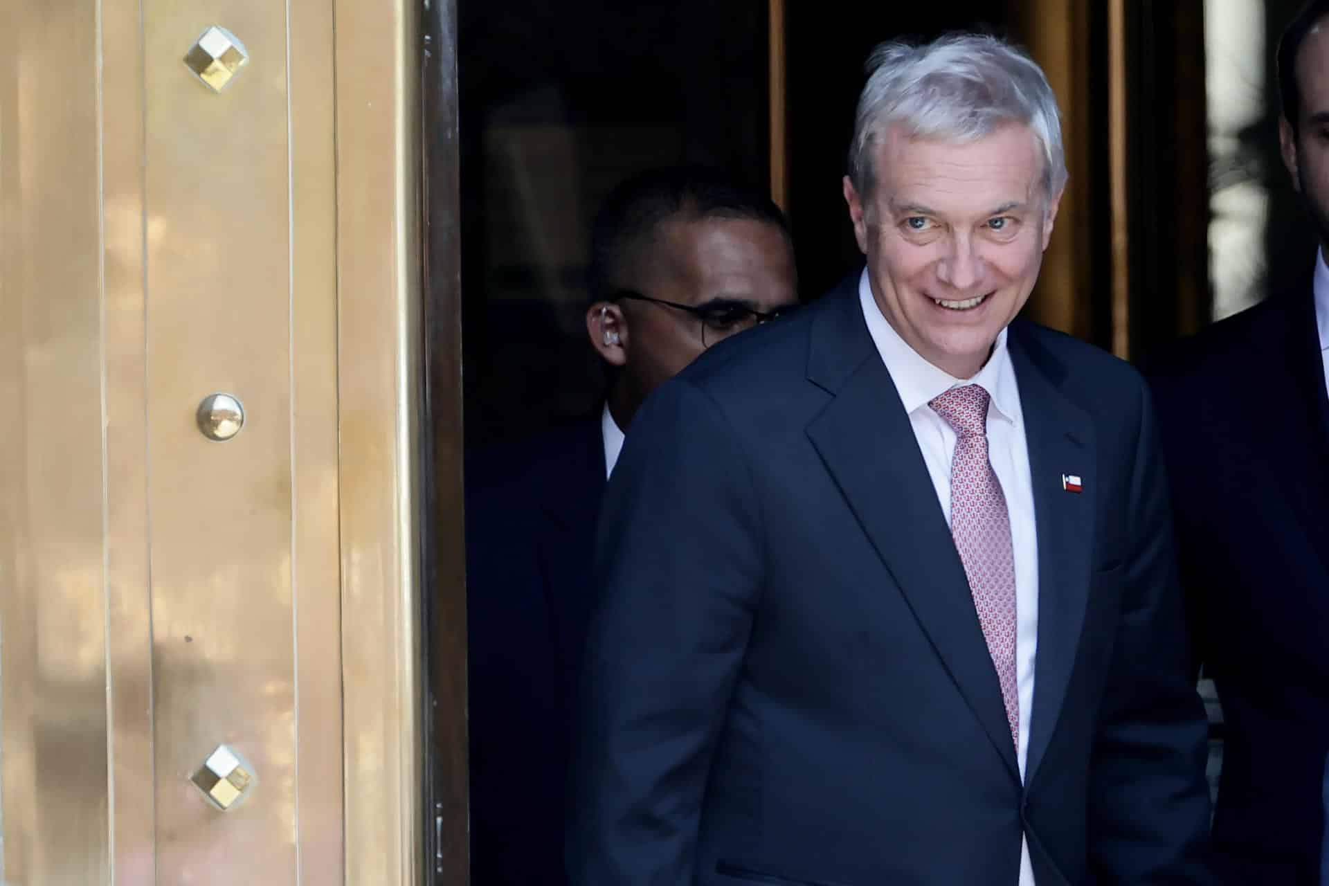 El presidente electo de Chile , José Antonio Kast, reacciona a su salida del Ministerio de Economía este martes, en Buenos Aires (Argentina). EFE/ Juan Ignacio Roncoroni