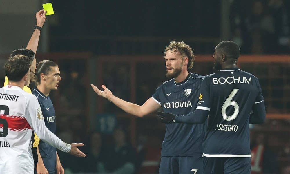 EL jugador del Bochum Philipp Strompf (2-d) ribe una tarjeta amarilla del árbitro Florian Badstueber durante el partido de la DFB Cup que hanjugado VfL Bochum y VfB Stuttgart, en Bochum, Alemania. EFE/EPA/Friedemann Vogel
