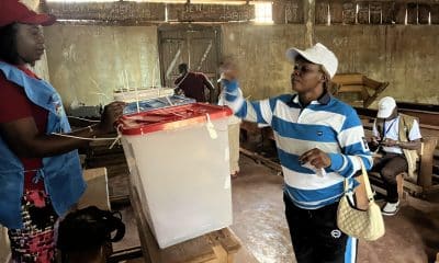 El presidente de la República Centroafricana, Faustin-Archange Touadera, habla en la 80ª sesión de la Asamblea General de las Naciones Unidas en Nueva York, EE. UU., 24 de septiembre de 2025. El mandatario busca un polémico tercer mandato en las elecciones de este domingo EFE/EPA/SARAH YENESEL