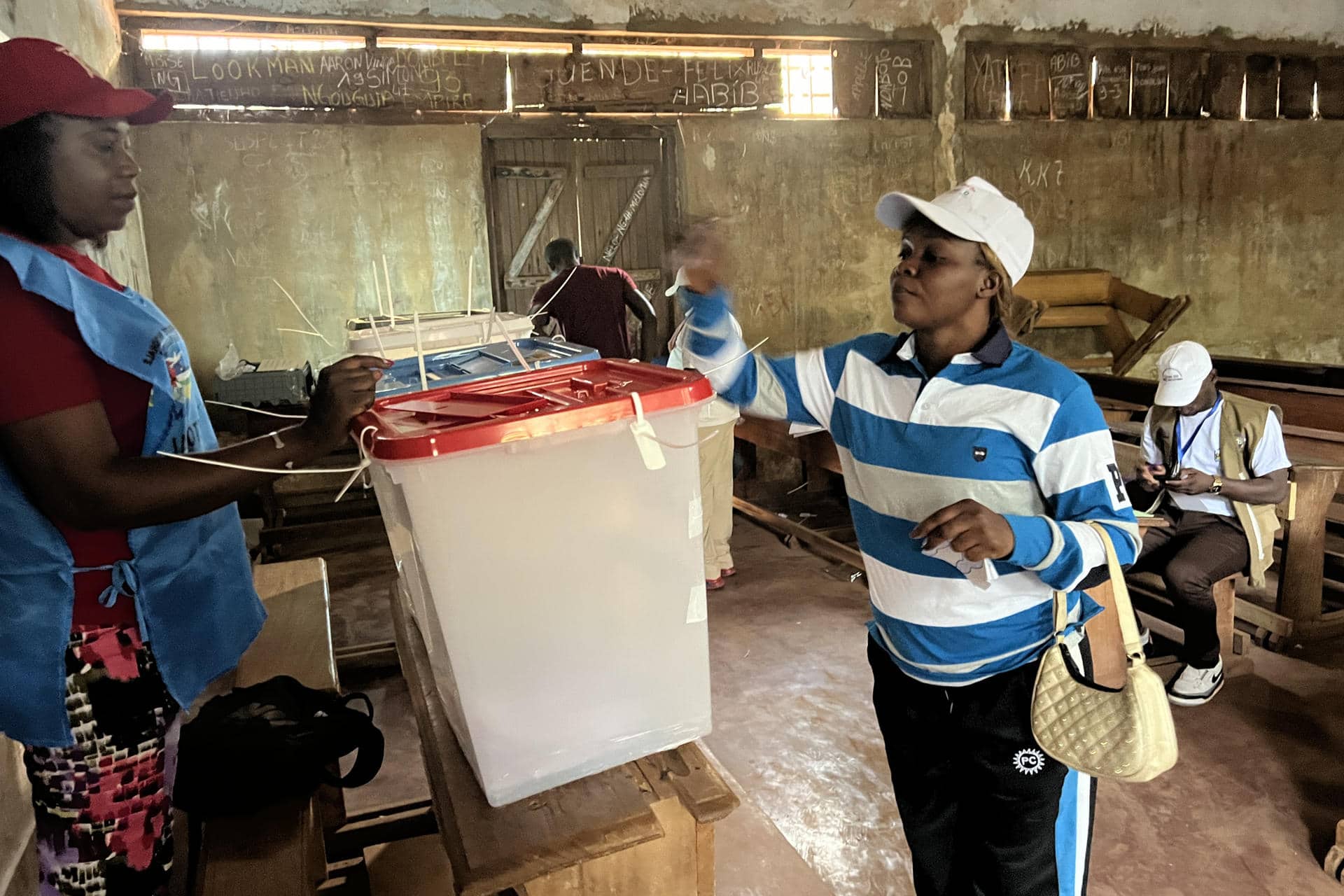 BANQUI (R. CENTROAFRICANA), 28/12/2025.- Una mujer vota en el colegio electoral del Instituto Barthélemy Boganda de Banqui, capital de la República Centroafricana, donde este domingo se celebran elecciones generales. Los centros de votación abrieron este domingo en la República Centroafricana (RCA) para las elecciones generales, en las que el presidente, Faustin-Archange Touadéra, busca un polémico tercer mandato. Unos 2,4 millones de electores -de una población de cerca de 5,5 millones- están llamados a las urnas en unos 6.700 centros para unas elecciones cuádruples (presidenciales, legislativas, locales y regionales) que definirán el futuro del país, uno de los más pobres del mundo pese a sus notables recursos naturales (petróleo, diamantes, oro o uranio). EFE/Jean-fernand Koena