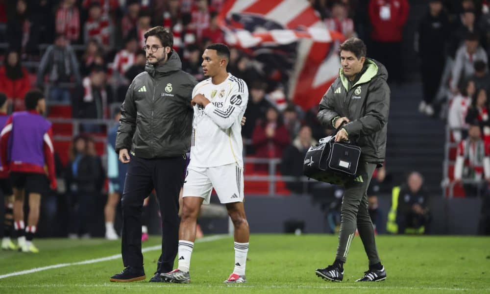 El defensa británico del Real Madrid Trent Alexander-Arnold se retira lesionado durante el partido de la jornada 19 de LaLiga EA Sports entre el Athletic Club y el Real Madrid, este miércoles en el estadio de San Mamés, en Bilbao. EFE/Luis Tejido
