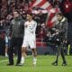 El defensa británico del Real Madrid Trent Alexander-Arnold se retira lesionado durante el partido de la jornada 19 de LaLiga EA Sports entre el Athletic Club y el Real Madrid, este miércoles en el estadio de San Mamés, en Bilbao. EFE/Luis Tejido