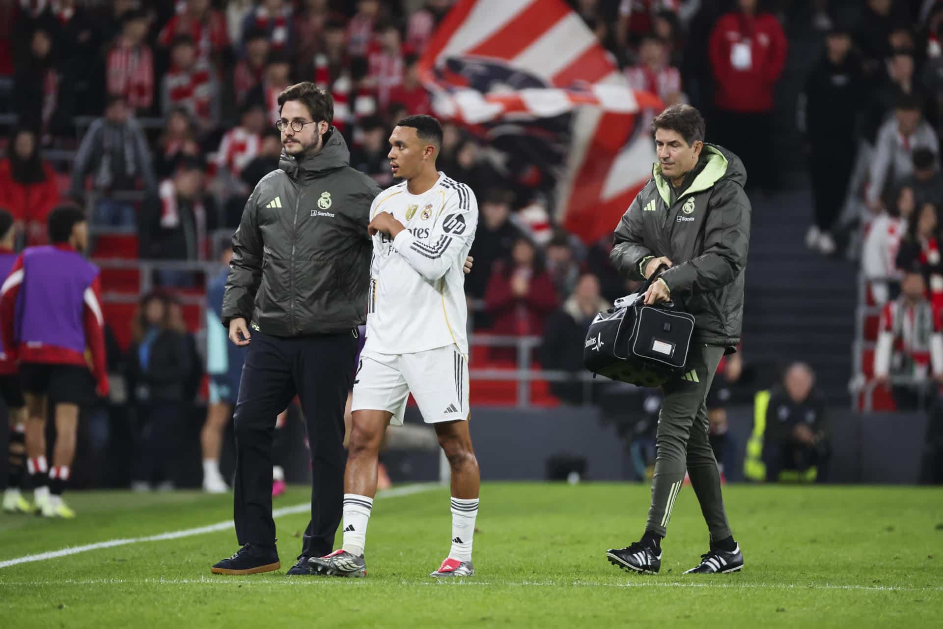 El defensa británico del Real Madrid Trent Alexander-Arnold se retira lesionado durante el partido de la jornada 19 de LaLiga EA Sports entre el Athletic Club y el Real Madrid, este miércoles en el estadio de San Mamés, en Bilbao. EFE/Luis Tejido