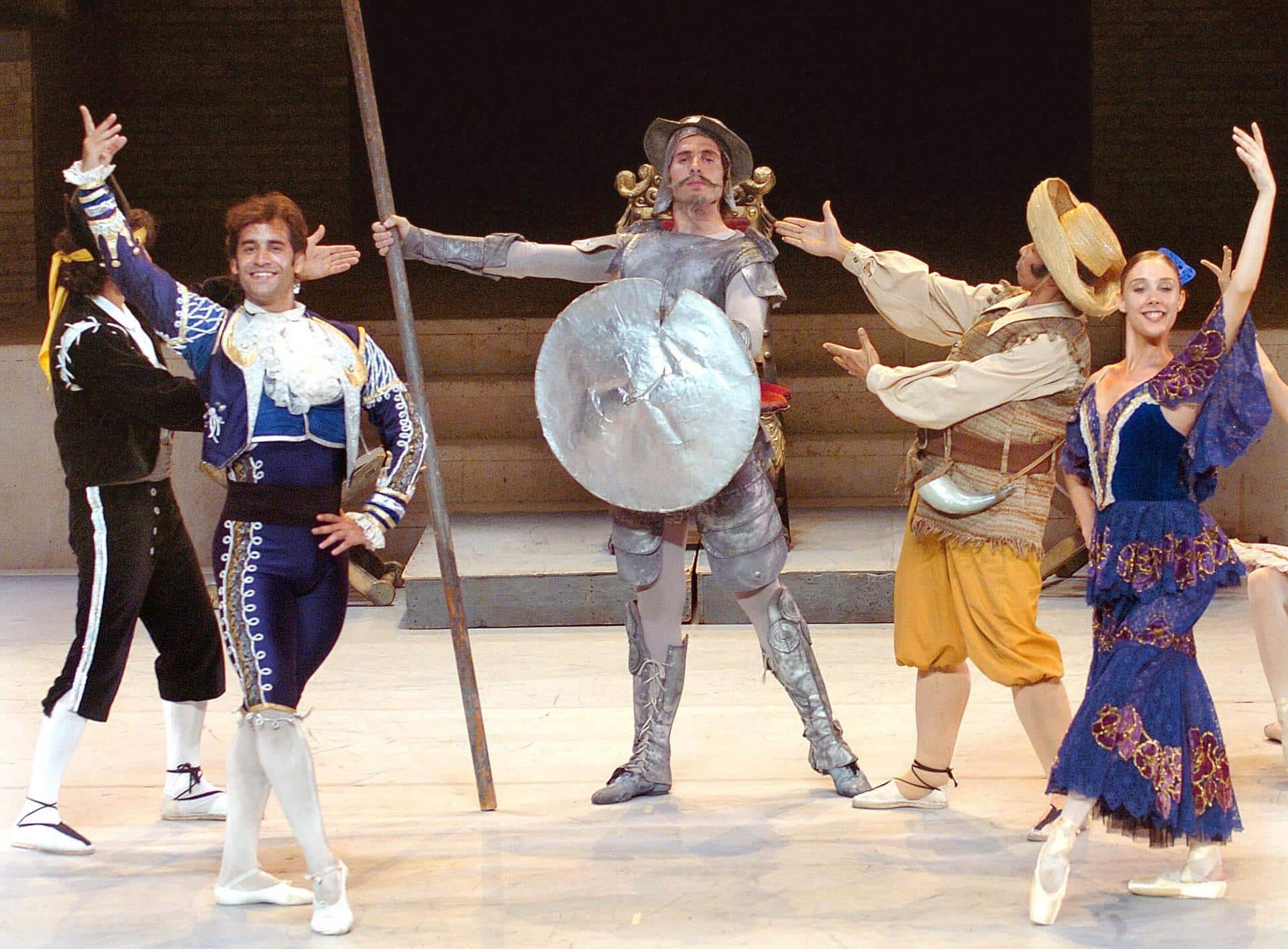 Integrantes del Ballet Nacional de Cuba durante el montaje Don Quijote, creado por Alicia Alonso, en el teatro romano de Sagunto (Valencia). EFE/ Manuel Bruque ARCHIVO