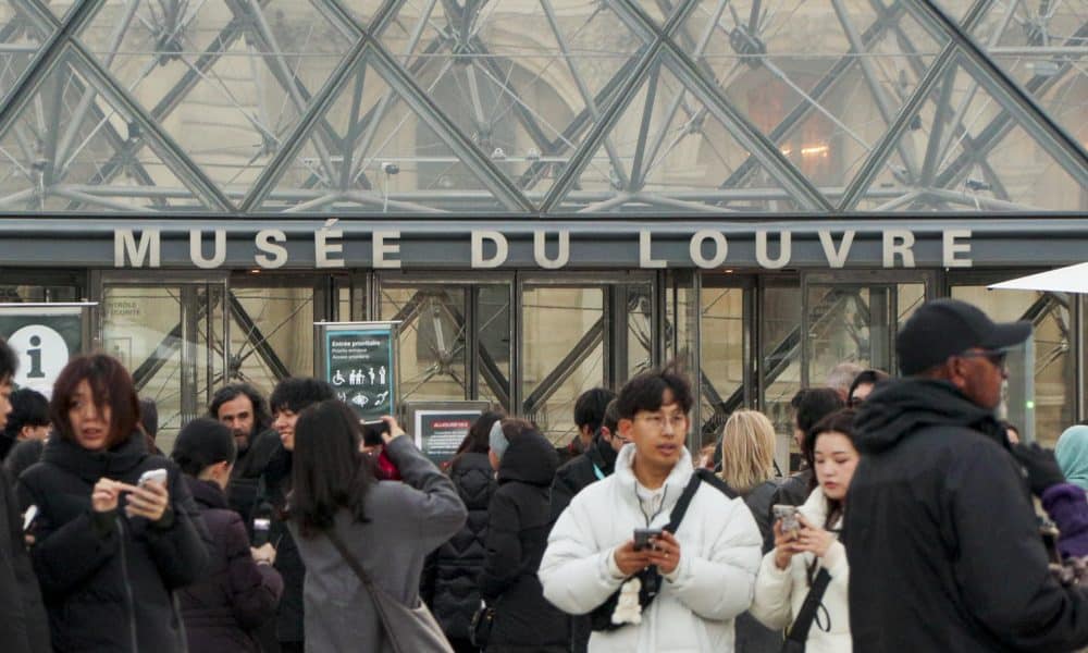 El Louvre no abrió sus puestas esta mañana en una jornada de huelga convocada por los sindicatos de los trabajadores. EFE/ Edgar Sapiña Manchado