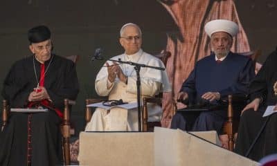 El papa León XIV (c) fue captado este lunes, 1 de diciembre, al mantener un encuentro con representantes de distintas religiones del Líbano, en la Plaza de los Mártires, en Beirut. EFE/Edgar Gutiérrez