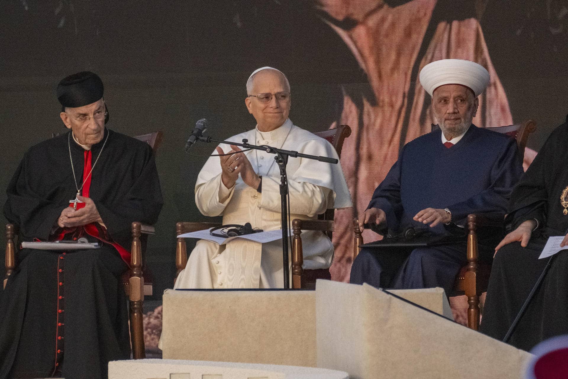 El papa León XIV (c) fue captado este lunes, 1 de diciembre, al mantener un encuentro con representantes de distintas religiones del Líbano, en la Plaza de los Mártires, en Beirut. EFE/Edgar Gutiérrez