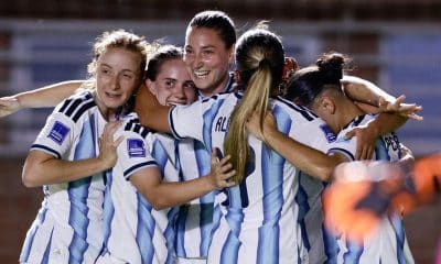 Aldana Cometti (c) celebra con sus compañeras de Argentina un gol ante Bolivia en la Liga de Naciones Femenina en el estadio Florencio Sola, en Buenos Aires. EFE/Juan Ignacio Roncoroni
