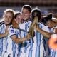 Aldana Cometti (c) celebra con sus compañeras de Argentina un gol ante Bolivia en la Liga de Naciones Femenina en el estadio Florencio Sola, en Buenos Aires. EFE/Juan Ignacio Roncoroni