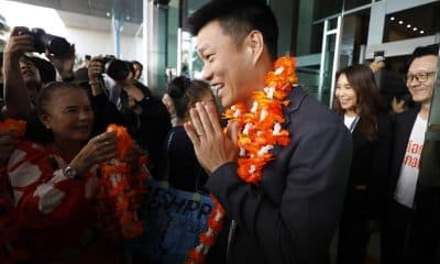 BANGKOK (Thailand), 28/12/2025.- El líder del Partido Popular de Tailandia, Natthaphong Ruengpanyawut, saluda simpatizantes en Tailandia.EFE/EPA/NARONG SANGNAK