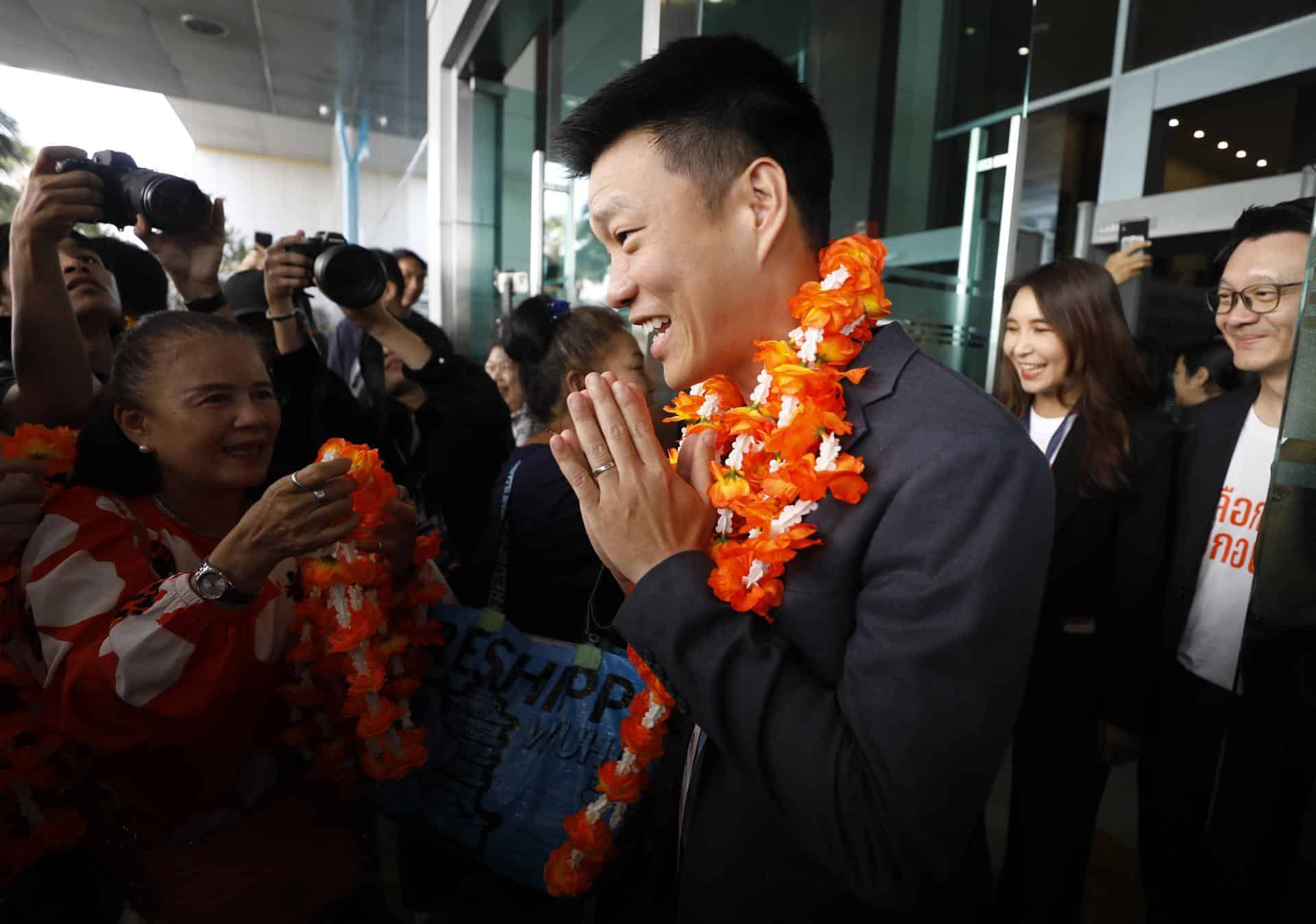 BANGKOK (Thailand), 28/12/2025.- El líder del Partido Popular de Tailandia, Natthaphong Ruengpanyawut, saluda simpatizantes en Tailandia.EFE/EPA/NARONG SANGNAK