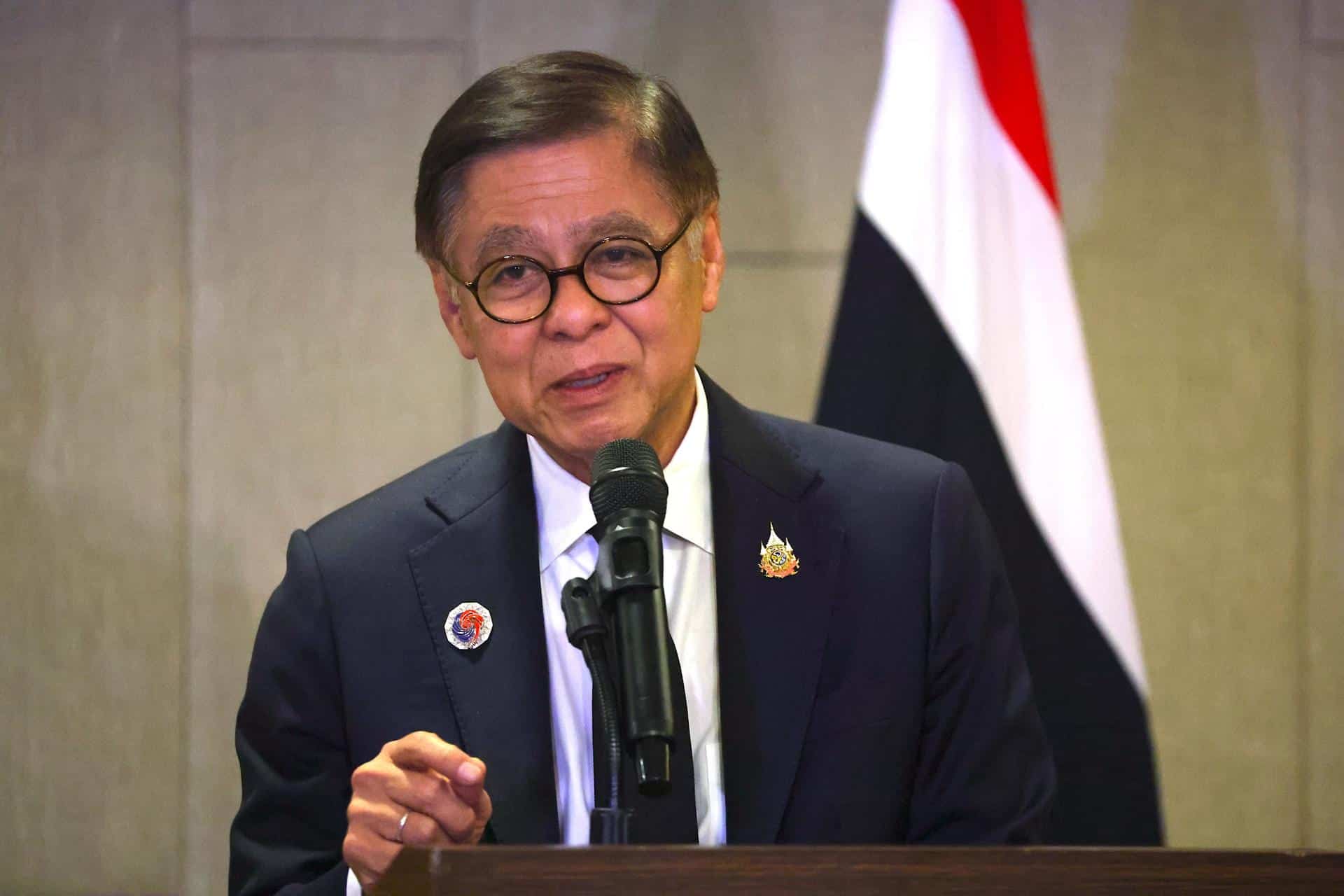 El ministro de Exteriores de Tailandia, Sihasak Phuangketkeow, habla con los medios sobre el conflicto con Camboya antes de reunirse con su homólogo camboyano en Malasia.
EFE/EPA/FAZRY ISMAIL