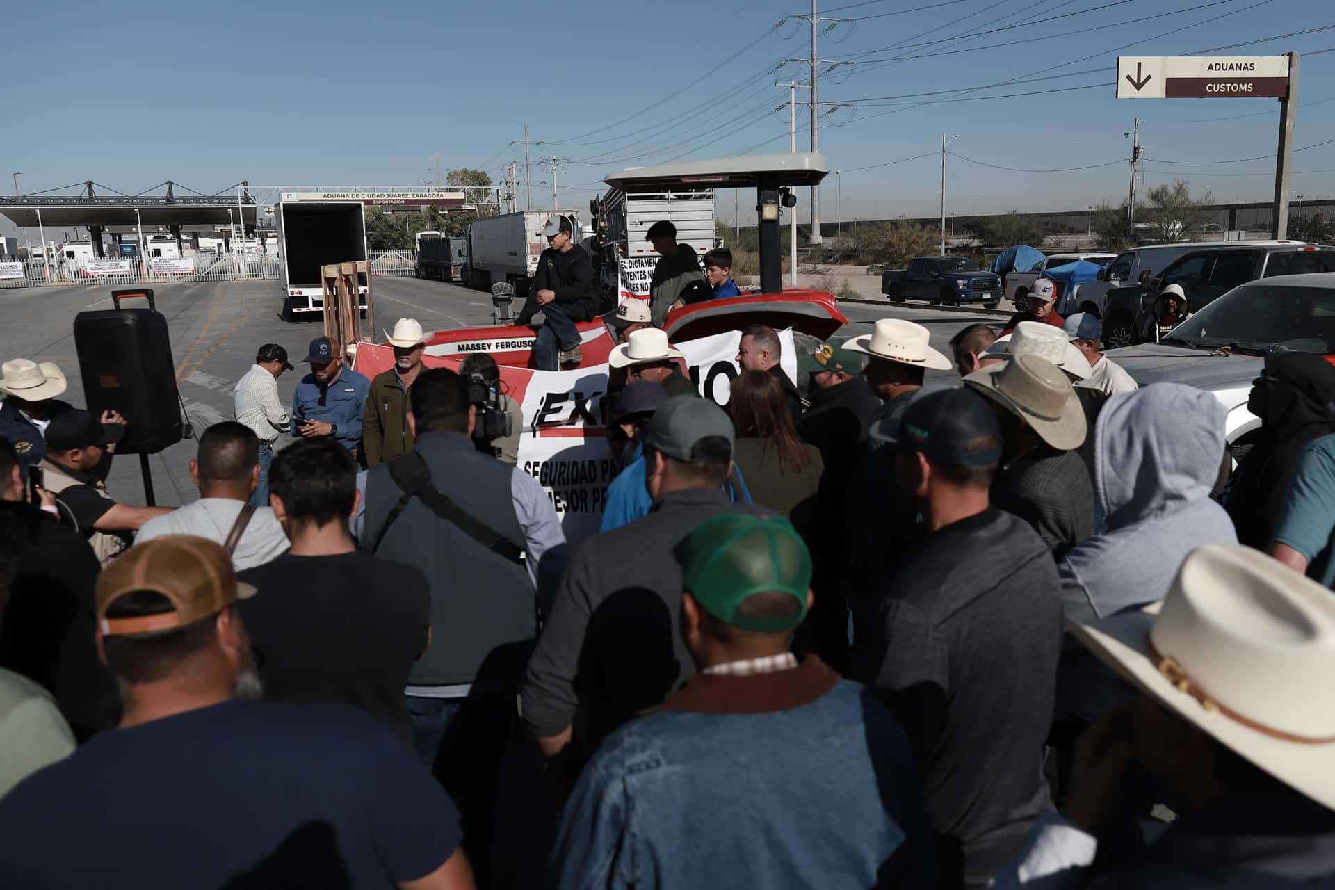 Agricultores bloquean el Puente Internacional Zaragoza durante una protesta en contra de la nueva Ley de Aguas Nacionales este miércoles, en Ciudad Juárez (México). EFE/Luis Torres