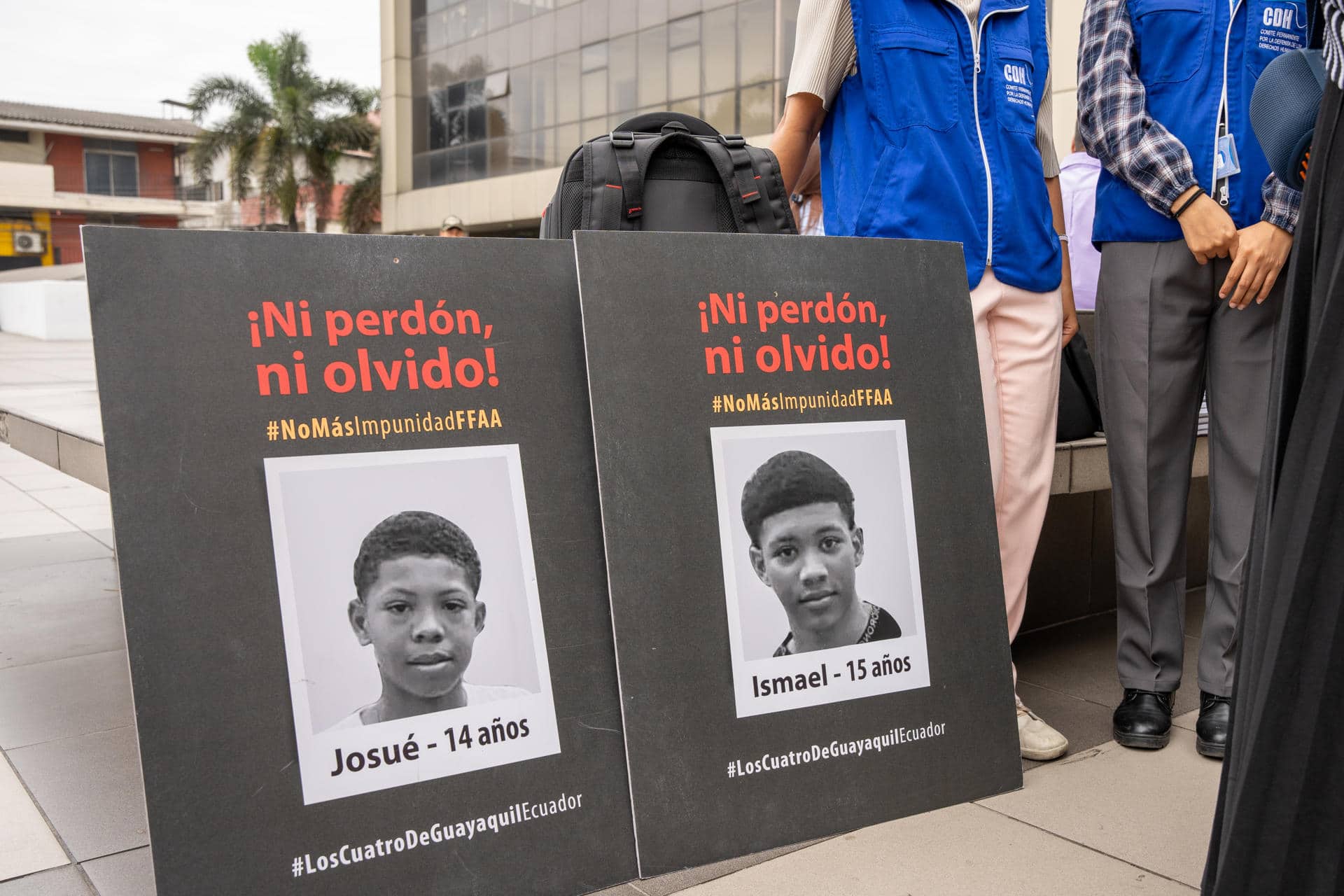 Fotografía de archivo del 10 de julio de 2025 que muestra imágenes de menores detenidos de forma irregular hallados días después asesinados, en Guayaquil (Ecuador). EFE/ Mauricio Torres/ ARCHIVO