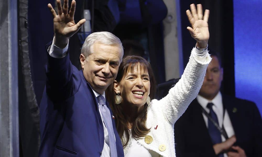 El presidente electo de Chile, el ultraderechista José Antonio Kast, saluda junto a su esposa, María Pía Adriasola, tras ganar la segunda vuelta de las elecciones presidenciales este domingo, en Santiago (Chile). EFE/ Elvis González