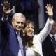 El presidente electo de Chile, el ultraderechista José Antonio Kast, saluda junto a su esposa, María Pía Adriasola, tras ganar la segunda vuelta de las elecciones presidenciales este domingo, en Santiago (Chile). EFE/ Elvis González
