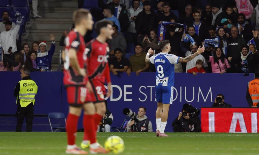 El delantero del Espanyol Roberto Fernández (d) celebra tras marcar ante el Rayo, durante el partido de LaLiga de fútbol que RCD Espayol y Rayo Vallecano disputaron en el RCDE Stadium, en Barcelona. EFE/Toni Albir