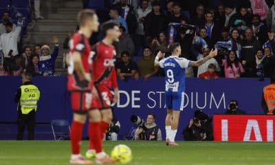 El delantero del Espanyol Roberto Fernández (d) celebra tras marcar ante el Rayo, durante el partido de LaLiga de fútbol que RCD Espayol y Rayo Vallecano disputaron en el RCDE Stadium, en Barcelona. EFE/Toni Albir