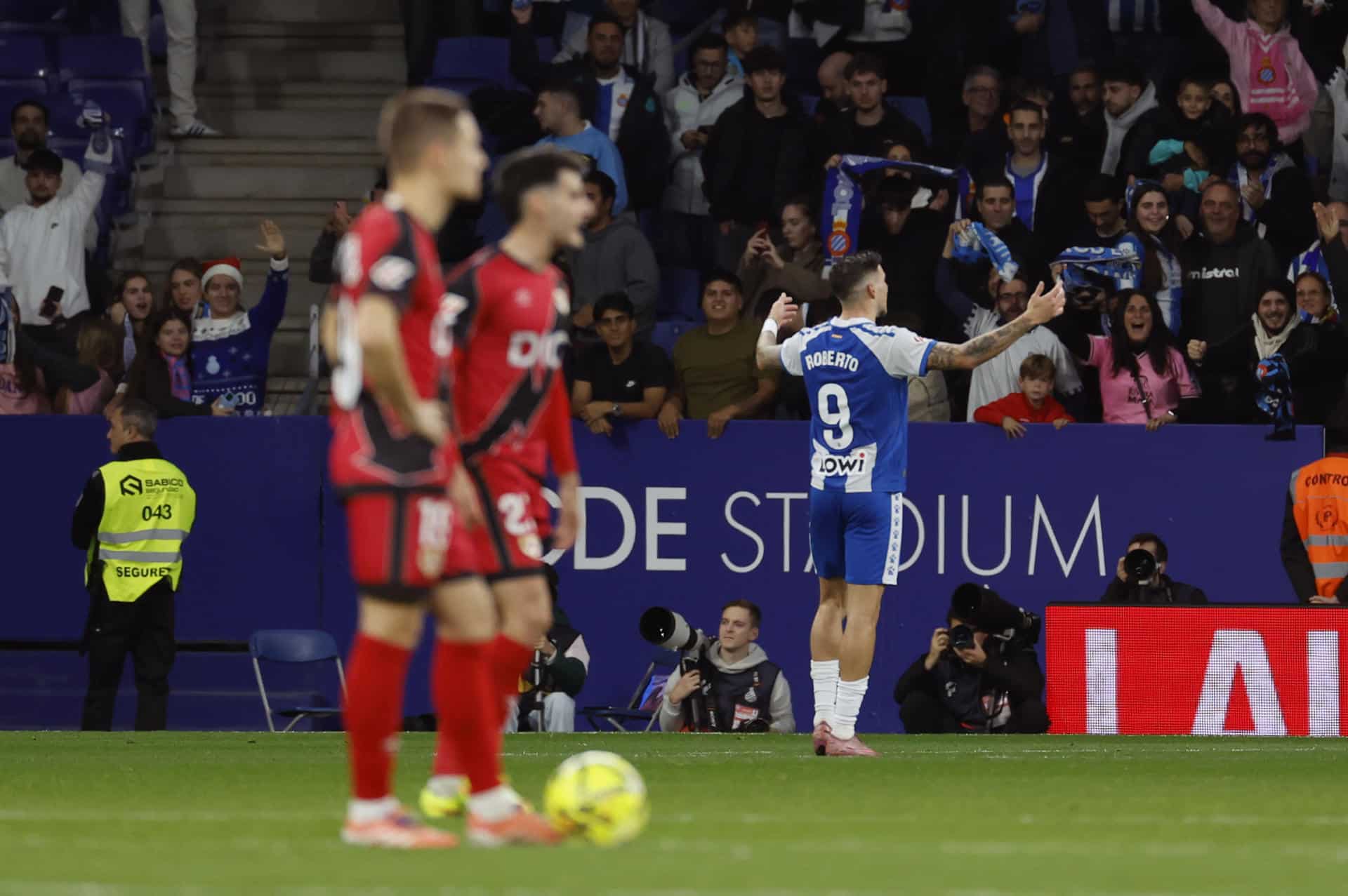 El delantero del Espanyol Roberto Fernández (d) celebra tras marcar ante el Rayo, durante el partido de LaLiga de fútbol que RCD Espayol y Rayo Vallecano disputaron en el RCDE Stadium, en Barcelona. EFE/Toni Albir