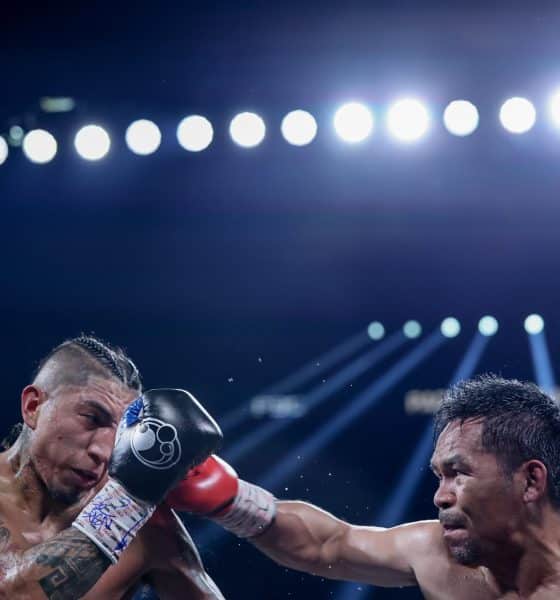 Manny Pacquiao (d) de Filipinas en acción contra Mario Barrios (L) de EE.UU. durante su combate por el Campeonato Mundial de Peso Wélter del CMB en el MGM Grand Garden Arena en Las Vegas, en una imagen de archivo. EFE/EPA/ALLISON DINNER
