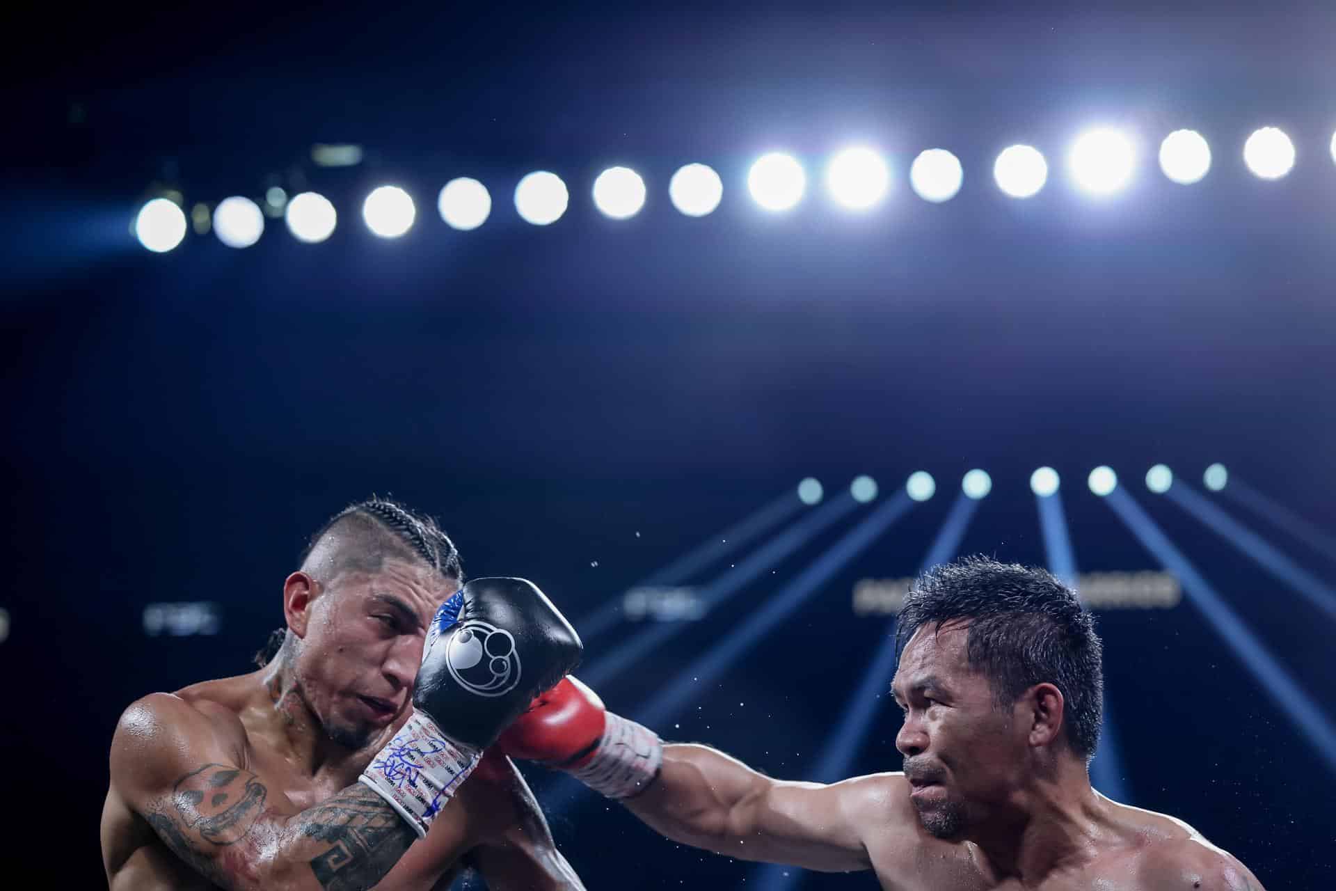Manny Pacquiao (d) de Filipinas en acción contra Mario Barrios (L) de EE.UU. durante su combate por el Campeonato Mundial de Peso Wélter del CMB en el MGM Grand Garden Arena en Las Vegas, en una imagen de archivo. EFE/EPA/ALLISON DINNER