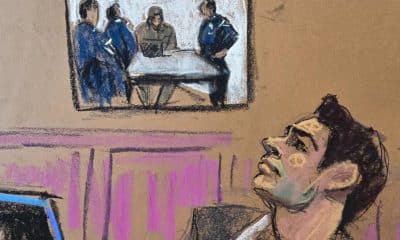 Imagen cedida por la artista Jane Rosenberg de un dibujo donde aparece Luigi Mangione mirando a un monitor en el que se proyecta el momento de su detención en Altoona (Pensilvania) durante una audiencia de supresión de pruebas este lunes, en el Tribunal Penal de Manhattan en Nueva York. EFE/ Jane Rosenberg /SOLO USO EDITORIAL/ NO VENTAS/ SOLO DISPONIBLE PARA ILUSTRAR LA NOTICIA QUE ACOMPAÑA (CRÉDITO OBLIGATORIO)