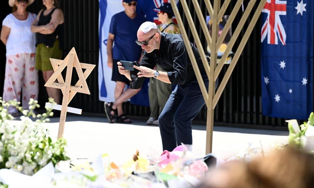 SYDNEY (Australia), 18/12/2025.- Personas asisten a los homenajes a las víctimas del atentado antisemita en Sídney. EFE/EPA/DAN HIMBRECHTS AUSTRALIA AND NEW ZEALAND OUT