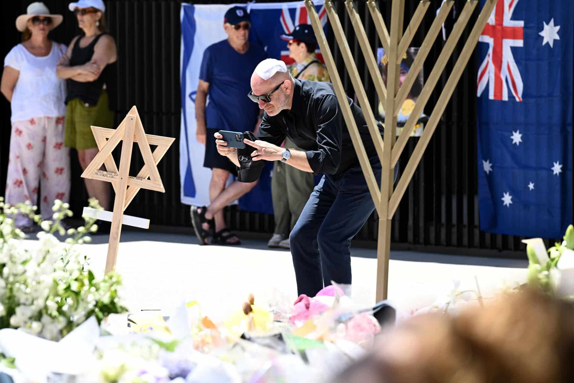 SYDNEY (Australia), 18/12/2025.- Personas asisten a los homenajes a las víctimas del atentado antisemita en Sídney. EFE/EPA/DAN HIMBRECHTS AUSTRALIA AND NEW ZEALAND OUT